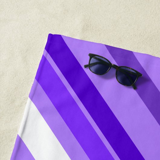 Aangepaste naam + Paars en wit striped patroon Strandlaken (In situ)