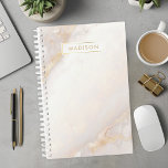 Aangepaste naam peach en Gold Marble Planner<br><div class="desc">Blijf georganiseerd en stijlvol met deze elegante perzik en goud marmer gepersonaliseerde planner. Het chique marmeren ontwerp voegt een vleugje sophisticatie toe,  terwijl de aanpasbare naamoptie het een uniek en doordacht geschenk maakt. Perfect voor het plannen van uw dag,  het noteren van notities of het bijhouden van afspraken.</div>