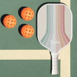 Aangepaste naam retroflectorstrepen geometrische pickleball paddle<br><div class="desc">Deze set paddles met pickleball is voorzien van een geometrische gestreepte retroflectie in zachte pastelkleuren en een jouw naam van keuze (of verwijder de naam van het monster en laat de spatie leeg).</div>