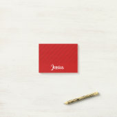 Aangepaste naam rode diagonaal plastic getextureer post-it® notes (Op bureau)