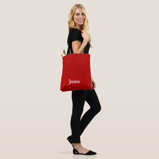 Aangepaste naam rode diagonaal plastic getextureer tote bag (Op model)