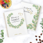 Aangepaste naam Romantic Eucalyptus Wreate Family  Planner<br><div class="desc">Creëer is een gepersonaliseerde gezinsplanning met elegante waterverf eucalyptus met een witte achtergrond, versierd met twee harten. Gebruik de tekst van de sjabloon om uw familienaam en jaren te typen. De achterzijde bekleedt een motivatie gezegde Cook met liefde voor gezond leven in manuscript en moderne doopvonten. Het is een schattig...</div>