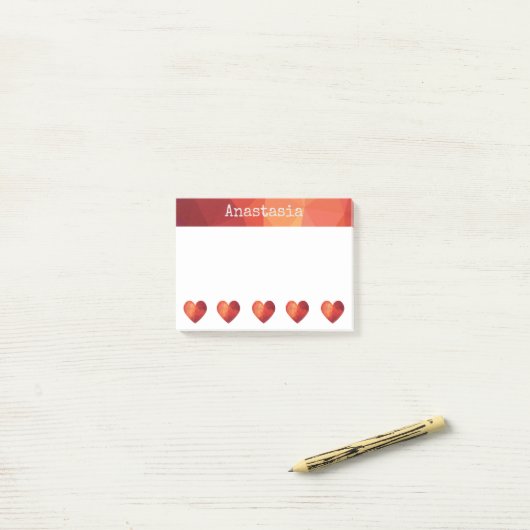 Aangepaste naam romantisch rood laag poly hart post-it® notes (Op bureau)