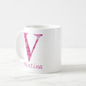 Aangepaste naam Roze Bloemenalfabet Letter "V" Mok (Voorkant links)