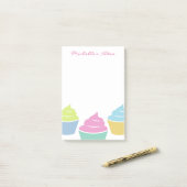 Aangepaste naam schattige, kleurrijke stekelnoten post-it® notes (Op bureau)