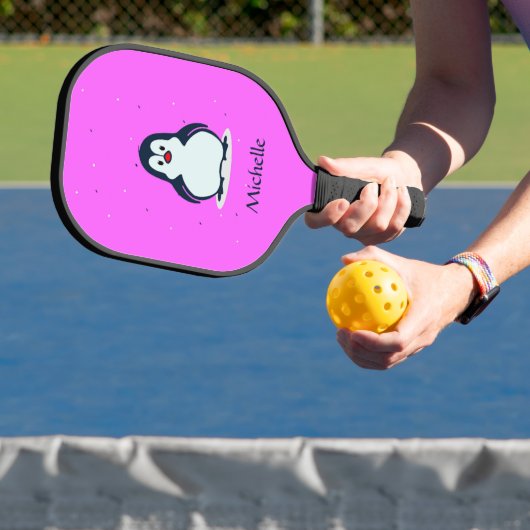 Aangepaste naam schattige pinguïn op roze pickleball paddle (Insitu)