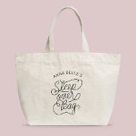 Aangepaste naam Sleepover Modern Script Gold Heart Grote Tote Bag<br><div class="desc">Deze moderne canvas tas met een minimalistisch casual ontwerp van het manuscriptcalligrafie dat SLEEPOVER BAG evenals uw douanenaam leest, kenmerkt schone lijnen aan creëer een gestroomlijnde en verfijnde verschijning. De ondergewaardeerde stijl met het schattige gouden hartdetail voegt een beetje verfijning toe aan dit perfecte cadeau voor elk kind dat naar...</div>