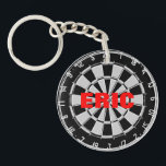 Aangepaste naam sleutelhanger met ontwerp van dart<br><div class="desc">Aangepaste naam sleutelhanger met ontwerp van het dartboard. Persoonlijke cadeauideeën.</div>