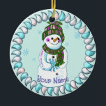 Aangepaste naam Snowman Granny Keramisch Ornament<br><div class="desc">Snowman Granny aangepaste naam ornament van ArtMuvz Illustration. bijpassende sneeuwpoppen kleding, t-shirts, oma geschenken. Kerstmis t-shirt, kerstcadeaus en winterkleding. Om jouw namen toe te voegen te personaliseren of tekst toe te voegen. Pas dit sneeuwpop ornament aan om het uniek van u te maken of als een gepersonaliseerd cadeau te geven...</div>