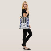 aangepaste naam stoffig blauwe bloemen muziek tote bag (Op model)
