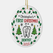 Aangepaste Naam Tandarts Eerste Kerstboom Rond Keramisch Ornament (Rechts)