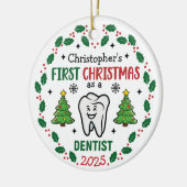 Aangepaste Naam Tandarts Eerste Kerstboom Rond Keramisch Ornament (Links)