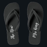 Aangepaste naam Teenslippers voor zwart en wit huw<br><div class="desc">Deze zwarte en witte teenslippers zijn perfect voor een strandtrouwreceptie of huwelijksreis op het strand. De flip flop is zwart met een wit script dat "de nieuwe Mrs." zegt,  De teenslippers kunnen gepersonaliseerd worden met de naam van de bruid.</div>