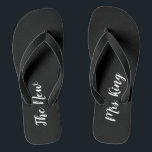 Aangepaste naam Teenslippers voor zwart en wit huw<br><div class="desc">Deze zwarte en witte teenslippers zijn perfect voor een strandtrouwreceptie of huwelijksreis op het strand. De flip flop is zwart met een wit script dat "de nieuwe Mrs." zegt,  De teenslippers kunnen gepersonaliseerd worden met de naam van de bruid.</div>