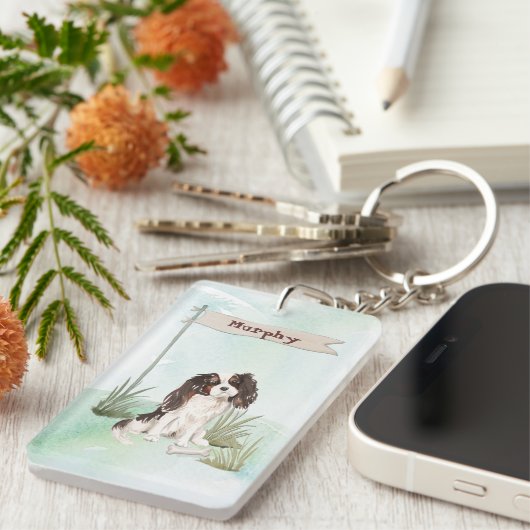 Aangepaste naam Tri Color King Charles Spaniel Sleutelhanger (Voorkant Rechts)