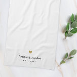 Aangepaste naam van modern Gold Heart Theedoek<br><div class="desc">Aangepast ontworpen keukenhanddoek met gouden hartdesign met persoonlijke naam en jaar.</div>