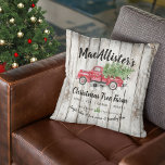 Aangepaste naam Vintage Christmas Tree Boerderij T Kussen<br><div class="desc">Deze feestelijke boerderij stijl "[Familienaam] Christmas Tree Boerderij" rood & zwart & groen vierkant gooi kussen is een perfecte vakantie seizoen stoel of bed decoratie die beschikt over een lieve rode truck met een groenblijvende boom in de achterklep, met zwart en wit buffel check patroonaccent. Het ontwerp is gedrukt over...</div>