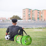 Aangepaste naam Voetbal Bag | Gepersonaliseerd num Plunjezak<br><div class="desc">Dit trendy geschenk heeft een jersey-nummerpatchontwerp en uw keuze aan personalisatie. Voeg hun jersey nummer, naam, school of hogeschool, lesjaar, of een andere personalisatie. Alle kleuren kunnen worden gewijzigd. Geweldig voor zowel een middelbare school of hogeschool afstuderen. Een stijlvol en eenvoudig cadeau voor elke gelegenheid! Afstuderen, Kerstmis, verjaardagen en meer!...</div>