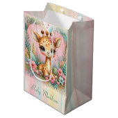 Aangepaste naam voor Cute Baby Giraffe Medium Cadeauzakje (Voorkant Gekanteld)