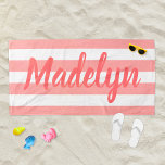 Aangepaste naam voor gestripte koraal strandlaken<br><div class="desc">Het gepersonaliseerde ontwerp van de handdoek van het strand kenmerkt douanetekst in modern koraalmanuscript dat met een eerste of familienaam tegen een patroon van witte strepen op een stomproze achtergrond kan worden gepersonaliseerd. De kleuren en de doopvontstijl kunnen volledig worden aangepast.</div>