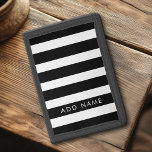 Aangepaste naam voor modern zwart-wit striped patr drievoud portemonnee<br><div class="desc">Rugby Stripes - Een preppy patroon met vetgedrukte strepen en een monogram van uw voor- of achternaam. Dit ontwerp omvat een trendy wit gestreepte patroon - als uw kunst nog moet worden aangepast, klik op Customize Deze knoop. Dit zal u naar een ontwerpgebied brengen waar u dingen rond kunt bewegen...</div>