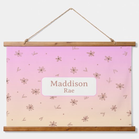Aangepaste Naam Whimsical Nursery Roze Geel Bloeme Hangend Wandkleed (Voorkant)
