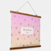 Aangepaste Naam Whimsical Nursery Roze Geel Bloeme Hangend Wandkleed (Gebogen)