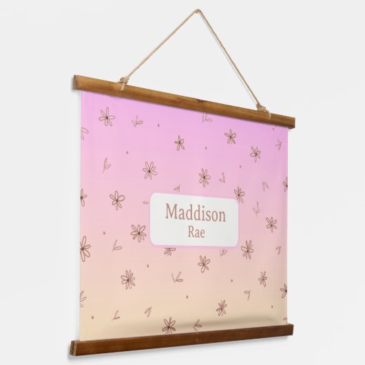 Aangepaste Naam Whimsical Nursery Roze Geel Bloeme Hangend Wandkleed (Gebogen)