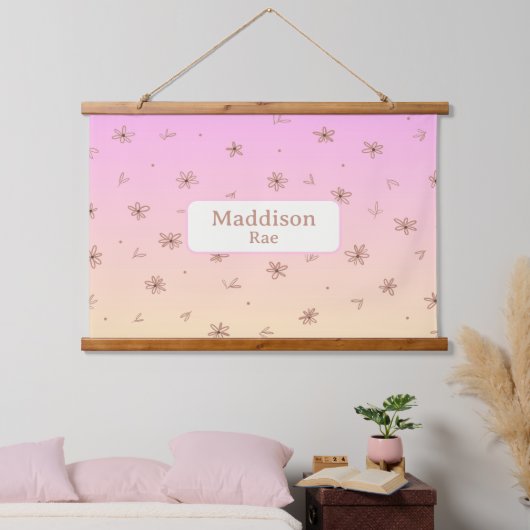Aangepaste Naam Whimsical Nursery Roze Geel Bloeme Hangend Wandkleed (Slaapkamer)