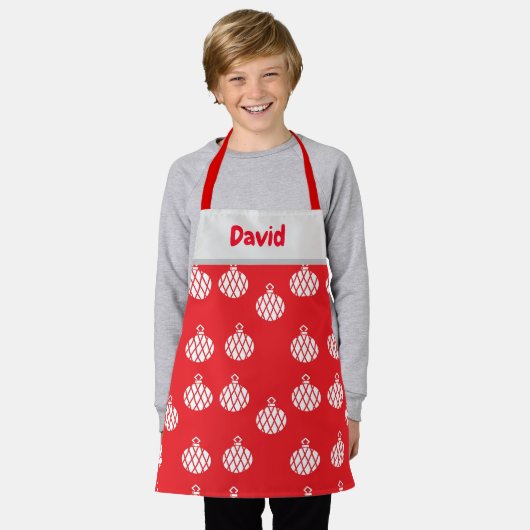 Aangepaste naam witte ornamenten op rood schort (Gedragen)