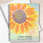 Aangepaste naam Yoga Instructor Planner 2023<br><div class="desc">Deze moderne botanische Yoga Instructor Planner is versierd met een gele zonnebloem op een waterverf achtergrond. Eenvoudig aan te passen. Gebruik het Hulpmiddel van het Ontwerp om de tekstgrootte, de stijl, of de kleur te veranderen. Als we ons kunstwerk creëer, vind je dit exacte afbeelding niet van andere ontwerpers. Oorspronkelijke...</div>