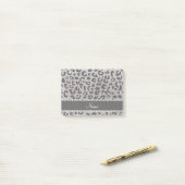 Aangepaste naam zilverglitter-cheetah post-it® notes (Op bureau)