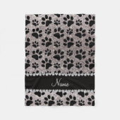 Aangepaste naam zilverglitter zwarte hondenpoten fleece deken (Voorkant)