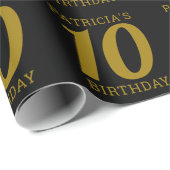 Aangepaste naam zwart en goud 10e verjaardag cadeaupapier (Rol Hoek)