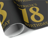 Aangepaste naam zwart en goud 18e verjaardag cadeaupapier (Rol Hoek)