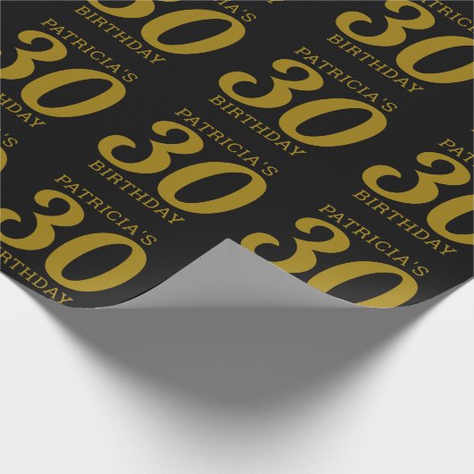 Aangepaste naam zwart en goud 30e verjaardag cadeaupapier (Hoek)