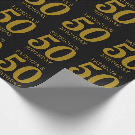 Aangepaste naam zwart en goud 50e verjaardag cadeaupapier (Hoek)