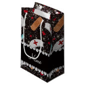 Aangepaste naam zwarte glitter verpleegster pet ha klein cadeauzakje (Voorkant Gekanteld)