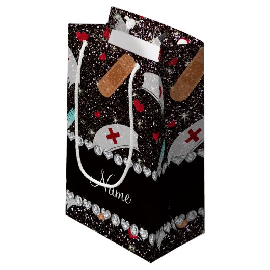 Aangepaste naam zwarte glitter verpleegster pet ha klein cadeauzakje (Voorkant Gekanteld)