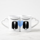 Aangepaste namen Gay Wedding Suits Coffee Mok Set<br><div class="desc">Een volledig aanpasbare mok voor homohuwelijken. Een stijlvol lgbt bruiloft cadeau dat de ochtenden van de nieuwsleden zal ophelderen. Wedstrijdepakken met aanpasbare namen,  en hartklarland.</div>