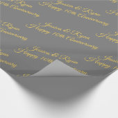 Aangepaste namen, Jubileum, Gouden Script op grijs Cadeaupapier (Hoek)