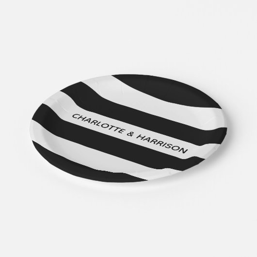 Aangepaste namen monogram zwarte en witte strepen papieren bordje (Gekanteld)