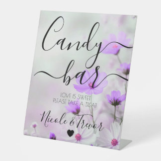 Aangepaste namen paarse bloemen kalligrafie snoepb reclamebord met voetstuk