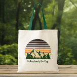Aangepaste Natuur Familie Vakantie Groen Bos Tote Bag<br><div class="desc">Pas uw eigen familie road trip canvas tassen aan om deze zomer of herfst een reis door de natuur te ondernemen. Personaliseer met je achternaam onder het groene bos van bomen en donkere berg zonsondergang voor een koele vakantie aandenken voor uw outdoor groep.</div>