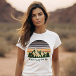 Aangepaste Natuur Familie Vakantie Groen Bos Vrouw T-shirt<br><div class="desc">Personaliseer je eigen familie roadtrip vrouwen t-shirts om deze zomer of herfst een reis door de natuur te ondernemen. Personaliseer met je achternaam onder het groene bos van bomen en donkere berg zonsondergang voor een koele vakantie aandenken voor uw outdoor groep.</div>