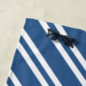 Aangepaste Nautical Blue en White Stripes Strandlaken (In situ)