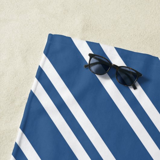 Aangepaste Nautical Blue en White Stripes Strandlaken (In situ)