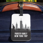 Aangepaste New York Trip Skyline Vrijheidsbeeld Bagagelabel<br><div class="desc">Pas deze chique bagagelabels aan voor uw familiebezoek aan de Big Apple. Beschikt over een geweldige zwart-wittekening van de skyline van Manhattan en het Vrijheidsbeeld boven uw persoonlijke tekst. Leuke wolkenkrabbers souvenir voor uw reis.</div>