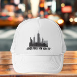 Aangepaste New York Trip Skyline Vrijheidsbeeld Trucker Pet<br><div class="desc">Pas deze chique petten aan voor uw familiebezoek aan de Big Apple. Deze moderne aandenken is voorzien van een grote zwart-wit tekening van de skyline van Manhattan en het Vrijheidsbeeld boven uw persoonlijke tekst. Leuke wolkenkrabbers souvenir voor uw reis.</div>
