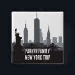 Aangepaste New York Trip Skyline Vrijheidsbeeld Vierkante Button 5,1 Cm<br><div class="desc">Pas deze chique New York City vakantie knoppen voor uw familie reis naar de grote appel. Deze moderne aandenken is voorzien van een grote zwart-wit tekening van de skyline van Manhattan en het Vrijheidsbeeld boven uw persoonlijke tekst. Leuke wolkenkrabbers souvenir voor uw reis.</div>